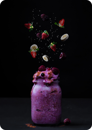Imagem de um pote com shake e frutas
