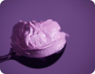 Imagem de uma colher com sorvete de massa